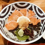 おいしいモツ鍋と博多の鮮魚 湊庵 - サーモン丼 ￥950