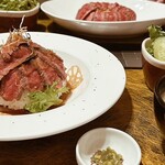 まかない家 matsu - 赤牛丼 (手前) ￥2.000
            カルデラプレート(奥) ￥2.000