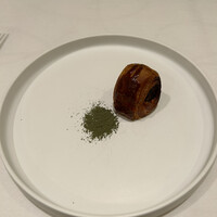 シトロニエ - 穴子のクロワッサン。海苔のパウダーが良い。