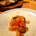 LAS DOS CARAS MODERN MEXICANO Y TACOS - ビーフファヒータをトルティーヤで包んで