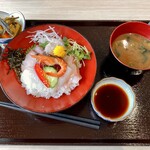 お食事処 魚屋 田丸 - きまぐれ 日替り海鮮丼、小鉢・味噌汁セット