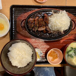 Ootoya - 大戸屋 炭焼き″肉厚″ 鉄板トンテキ ¥1,700-(税込)
                        ※定食¥1,390-/ご飯大盛り¥30-/生玉子/¥80-/
                        ※たっぷり野菜の麦みそ汁¥200-/※全て税込