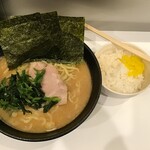 かわむら家 - ラーメン(大)とライス