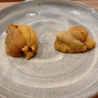 鮨 十兵衛 - 敦賀赤雲丹（左）　　小浜赤雲丹（右）