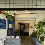 Ristorante Luce - 外観
      開店時間丁度にシャッターが上がりました。
      周辺に日陰が少なく、夏場に外で待つのはちと辛かったです(⌒-⌒; )
      開店時間に予約の際は、時間丁度に到着するのが良いかと。