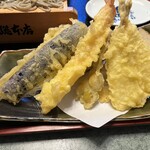 小嶋屋総本店 - 天ぷらは エビ、キス、ナス、舞茸、銀杏、さつまいも など秋らしい食材