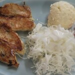 あづまラーメン - 定食の餃子とサラダ