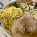 麺屋亥龍 - 魚塩らーめん 接写２