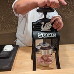 肉割烹 五平 - お肉のかき氷のお肉をカットしているところ