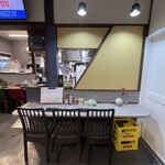 餃子と瓶 - 最大3名まで座れるカウンター席