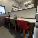 餃子と瓶 - 店内奥のカウンター席。最大3名様まで座れます。