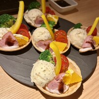 鴨ときどき馬 神保町本店 - 鴨肉を使ったかわいいサラダ