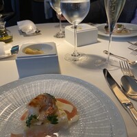 ポンテ ベッキオ - 筍を浮かべた温かい生ハム風味のズッパ　　　トマトビネガー風味の筍マリネとタイラギ木の芽風味