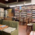 カフェ&レストラン ブーケ - 店内　※漫画は、恐らく20〜30年前のもの