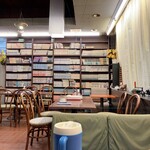 カフェ&レストラン ブーケ - 店内　※漫画がたくさん