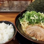 Ichikakuya - 家系ラーメン(塩)と、無料ライス