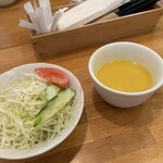 ダイニング　テーブル - サラダとコーンスープ