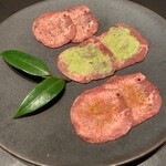 煌 焼肉 - 牛タン3種食べ比べ「柚子七味のとろ牛タン」、「黒胡椒のとろ牛タン」、「ねぎタレのとろ牛タン」