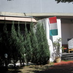 オステリア アックアインボッカ - 駐車場側から入ります