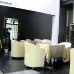 オステリア アックアインボッカ - 決して広くはないけれど解放感の感じる店内