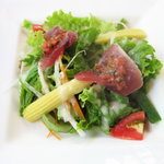 オステリア アックアインボッカ - ピザランチ1480円＆パスタランチ1480円：夏野菜と鰹を使ったサラダ