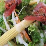 オステリア アックアインボッカ - 夏野菜と鰹を使ったサラダ
