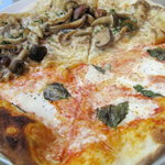 オステリア アックアインボッカ - ピザランチ1480円：マルゲリータ×きのこのピザ