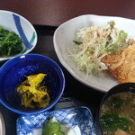 仁三郎 - 2013/10/7　鱈フライと生野菜　鮭のあら汁