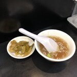 萬楽飯店 - ザーサイとスープはすぐ提供