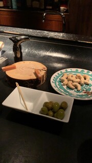 サイタブリア バー - 「生カシューナッツ ソルト＆ペッパー」と「フランス産グリーンオリーブ」