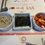 石釜ご飯とスンドゥブのHANA-HANA - お代わり自由のおかず3品は、左から、もやしナムル、韓国海苔、カクテキだ。お代わりはしなかったけど。