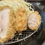 とんかつ 峯 - 天日塩で頂く、厚切りロースカツは旨い。