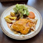バルバルキッチンアメリ - 日替わりランチ：ピリ辛トマトチーズチキン(¥830) メイン
      とても美味しくて気に入った。通常メニューの鶏肉料理には揚げ物しかないが、こういうメニューが常時あればうれしい。