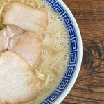 217207512 - ラーメン大盛り800円　右