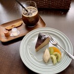 バルバルキッチンアメリ - ティータイムにケーキセットで注文すると
      栗のバスクチーズケーキ(¥580) アイスコーヒーS(¥380)
      計¥960のところ、¥50割引で¥910になる。
      正直言うともうちょっとお得感が欲しい。