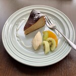 バルバルキッチンアメリ - 栗のバスクチーズ(¥580)
      濃厚な味わいで非常に美味！唯一の難点は柔らか過ぎて切り分けるのがちょっと難しいこと。