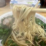 トキワ - スープ温度高めで、油で仕上げてるので、熱々さは半端ない‼️この湯気！麺は細麺ストレート。固めコールをしなくても、コシのある茹で加減。加水率は中程度なので、スルッと啜れる。