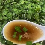 トキワ - スープはあっさり醤油。このお店の醤油系はにらそばのみ？塩・味噌もとても美味しいみたいね！