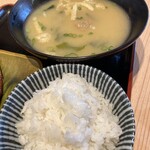 お魚定食 朝げ屋 - ご飯と味噌汁