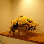 h Kamakura Yamashita Hanten - 造花が飾られています