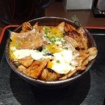 もつ清 - 豚丼並690円+温玉100円