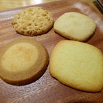 アントステラ - ライスクリスピー(左上)　バタースカッチ(右上)　キャラメルカスタード(左下)　ヨーグルト（右下）