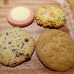 アントステラ - ミルク苺（左上）　コーンフレーク（右上）　アーモンドチョコチップ（左下）　ウォールナッツクリスプ（右下）