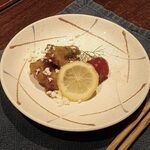 料理旅館 奥飛騨山草庵 饗家 - 地産トマト蜂蜜レモン漬け　県産豚ロースかつ 飛騨リコッタチーズを散らして