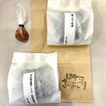 はらぺこおにぎり - 豚ごぼう味噌と答志島釜揚げしらす紀州南高梅カリカリ梅のおにぎり＆味噌玉