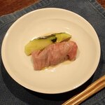 料理旅館 奥飛騨山草庵 饗家 - 地産胡瓜の軽い昆布〆　クラゲとアボカド飛騨牛じゃぶ巻き 胡麻リンゴ酢がけ