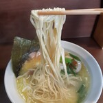 メヂカそば 吟魚 - 極細麺　スープの持ち上げが凄い