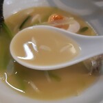メヂカそば 吟魚 - 主役のスープ　鶏と貝の旨味が良い