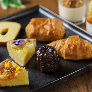 Enjoy authentic Sweets supervised by a Michelin 1 star French cuisine chef♪