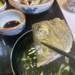 茂松 - 吸い物に鯛の頭が入ってますが食べるところは殆どなく、しかもちょっと生臭い